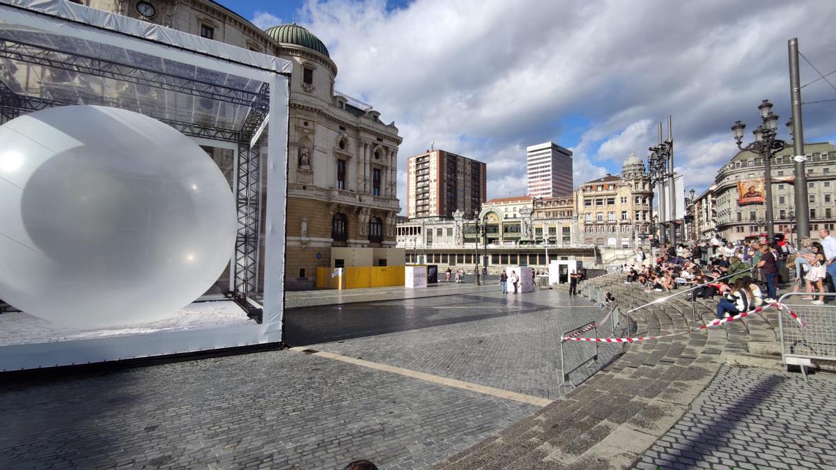 'Kolapso: elegir el mañana', obra creada por el artista SpY, frente al Teatro Arriaga de Bilbao