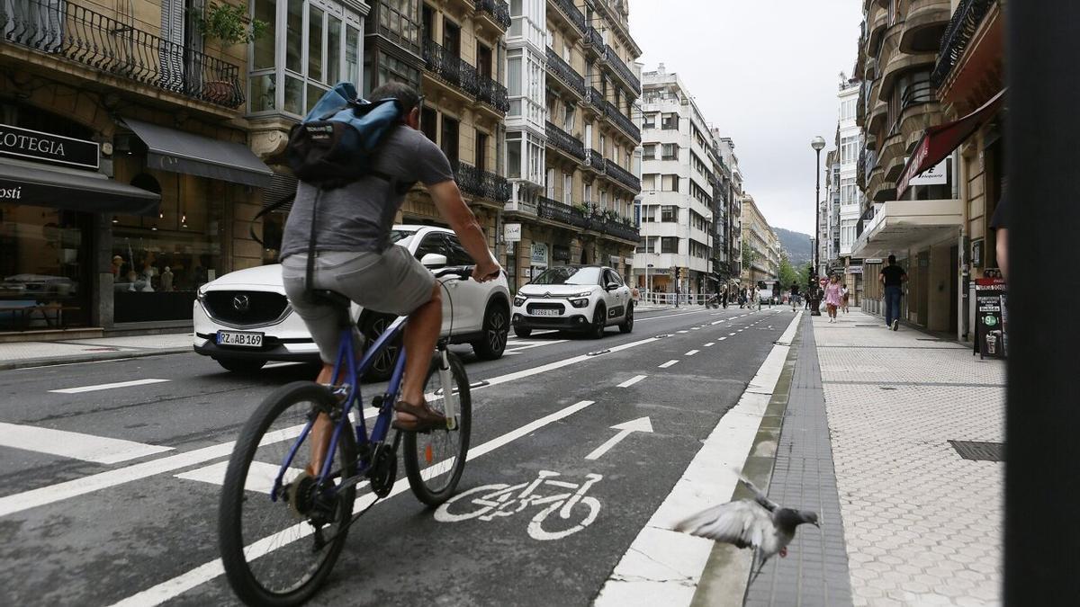 Un ciclista en el nuevo bidegorri de la calle San Martín.