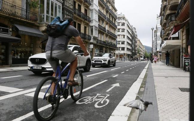 Un ciclista en el nuevo bidegorri de la calle San Martín. Un ciclista en el nuevo bidegorri de la calle San Martín.
