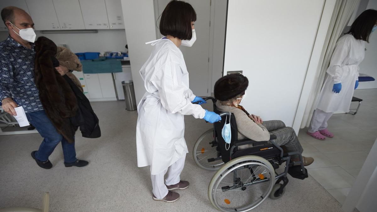 Imagen de archivo de unas enfermeras atendiendo a pacientes en el centro de salud de Buztintxuri