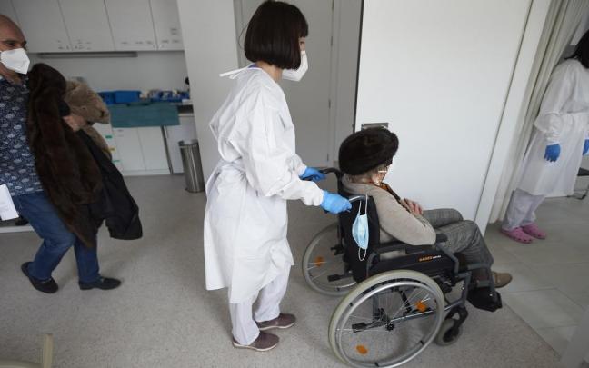 Imagen de archivo de unas enfermeras atendiendo a pacientes en el centro de salud de Buztintxuri