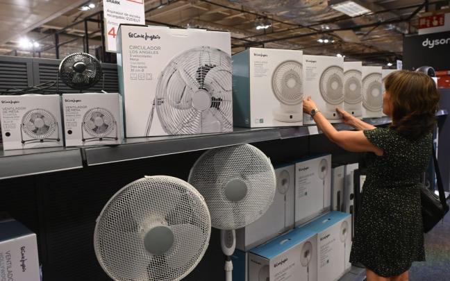 Una cliente mirando ventiladores en El Corte Ingl&eacute;s