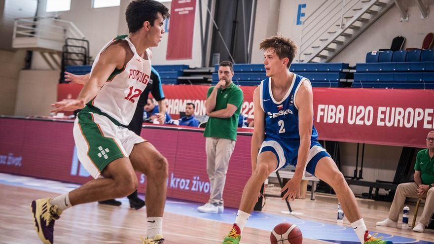 Hanzlik controla el balón, durante el partido ante Italia