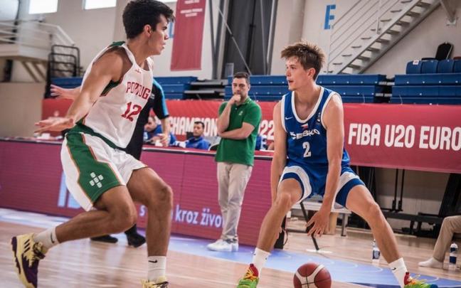 Hanzlik controla el balón, durante el partido ante Italia Hanzlik controla el balón, durante el partido ante Italia