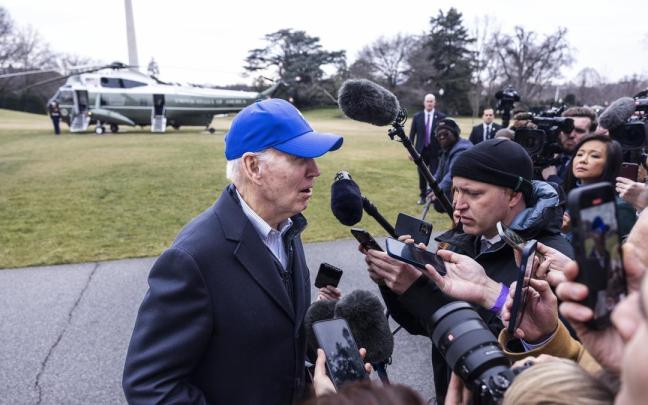 Biden comparece ante los medios tras su regreso a la Casa Blanca.