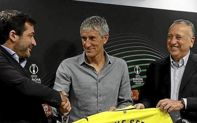 Quique Setién, en la presentación de ayer con los Roig. | FOTO: EFE