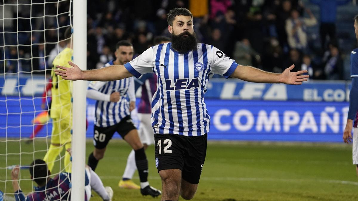 Asier Villalibre celebra su primer gol con la camiseta del Alavés