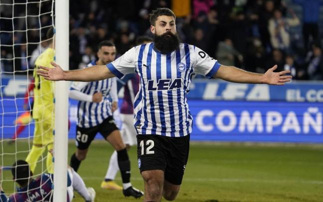Asier Villalibre celebra su primer gol con la camiseta del Alavés Asier Villalibre celebra su primer gol con la camiseta del Alavés