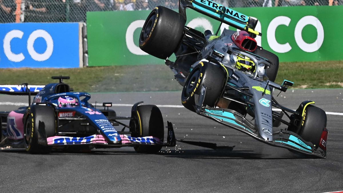 El choque entre Hamilton (d) y Alonso en el Gran Premio de Bélgica.