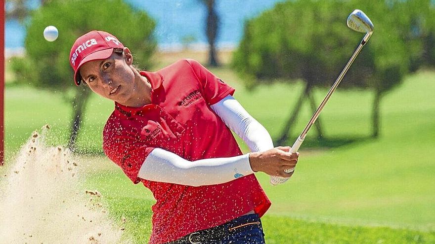 La golfista de Ultzama, saliendo ayer de un búnker. | FOTOS: @MEDITLADIESOPEN