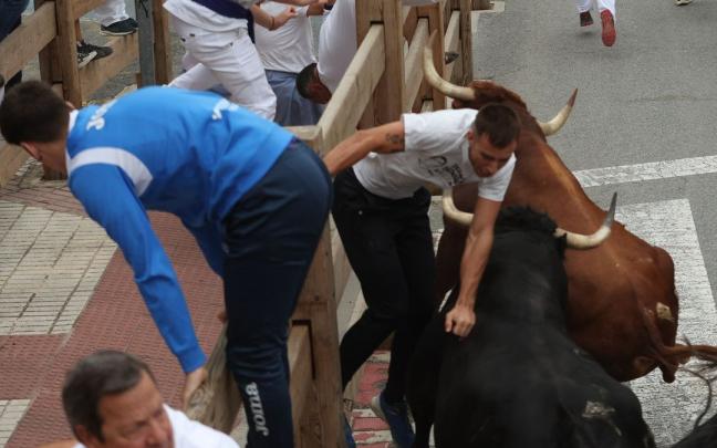 Los astados de Manuel Blázquez atropellan contra el vallado a uno de los corredores