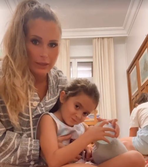 Verdeliss, con su hija Anne, relatando su experiencia.