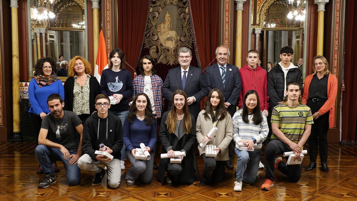 El acto de entrega de estas becas ha tenido lugar en el Salón Árabe del Ayuntamiento de Bilbao.
