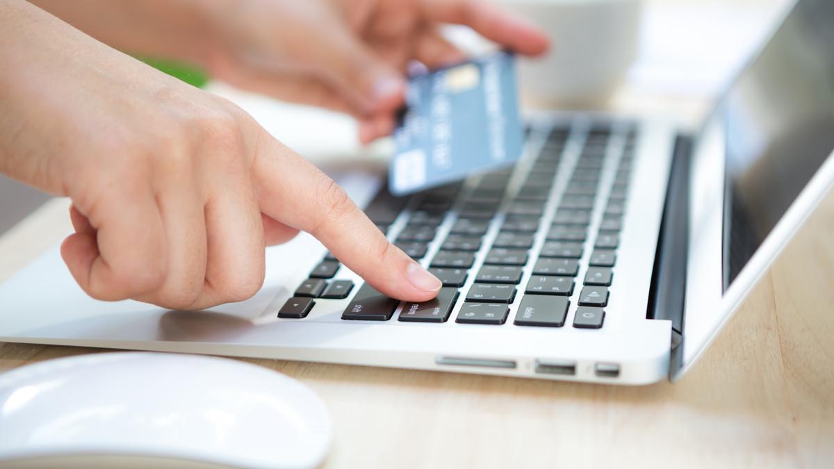 Una persona realizo un pago on line a través de su ordenador.