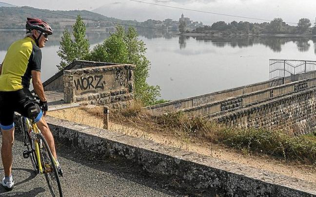 Imagen del entorno del embalse de Ullibarri-Gamboa.