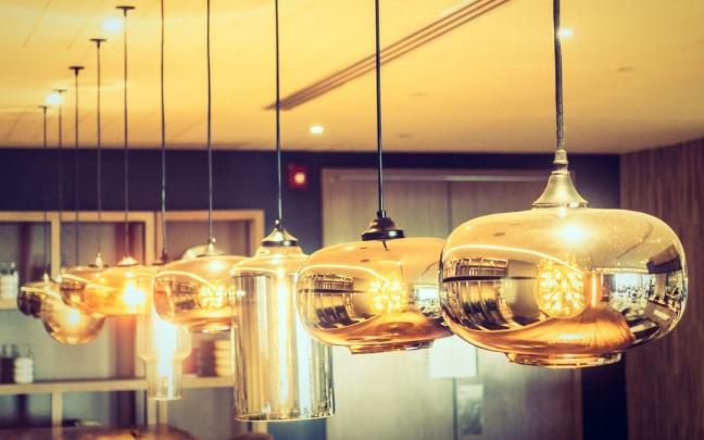 Lámparas de techo en la cocina de una vivienda.