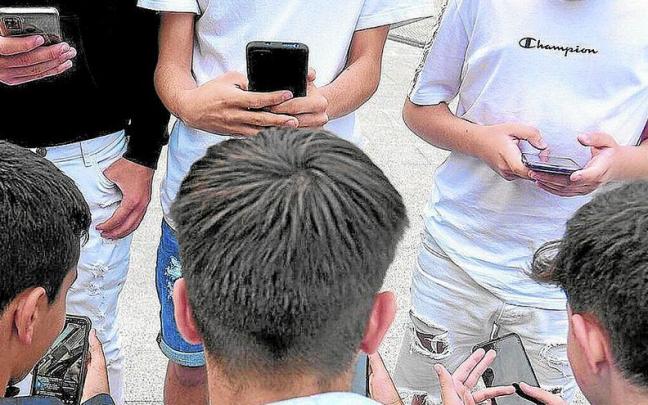 Los chicos sienten la presión social de mostrarse valientes y realizan más que ellas retos virales peligrosos. | FOTO: JOSÉ MARI MARTÍNEZ Los chicos sienten la presión social de mostrarse valientes y realizan más que ellas retos virales peligrosos. | FOTO: JOSÉ MARI MARTÍNEZ