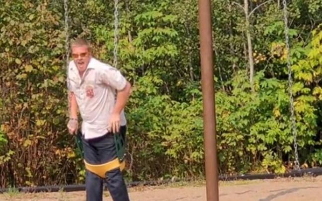 El hombre, atrapado en el columpio infantil. El hombre, atrapado en el columpio infantil.