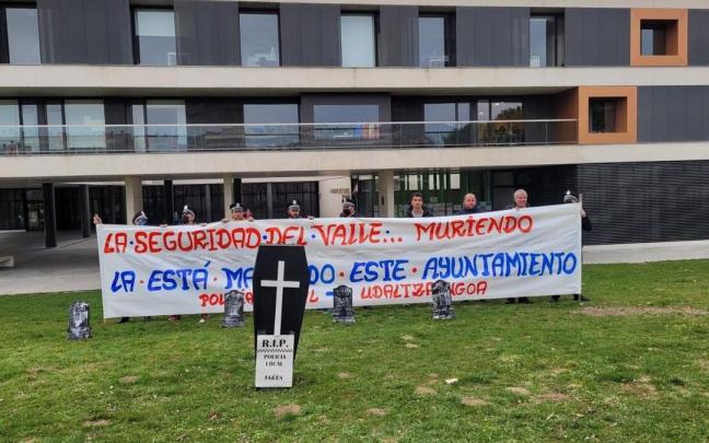 Concentraci&oacute;n de la plantilla frente a un ata&uacute;d que simula la muerte del servicio de Polic&iacute;a Municipal, que protestaron ya el pasado mes de marzo por el incumplimiento por parte del Ayuntamiento de Eg&uuml;&eacute;s de la Ley Foral 23