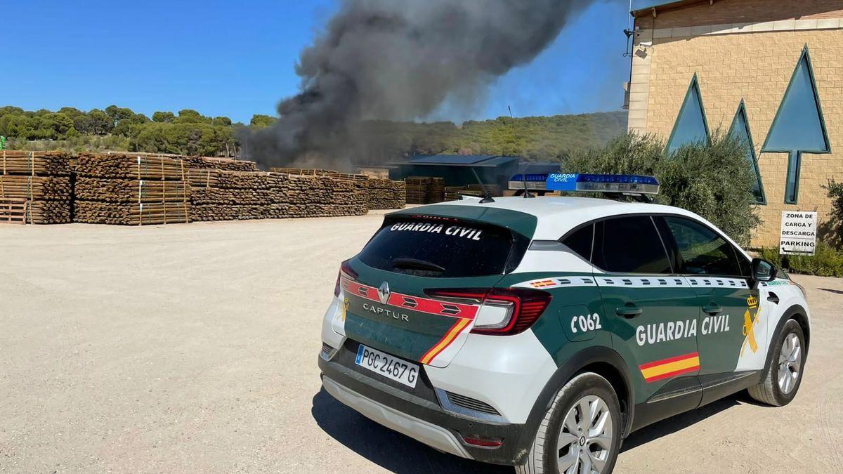 Los agentes se aproximaron a la fábrica al observar una densa columna de humo