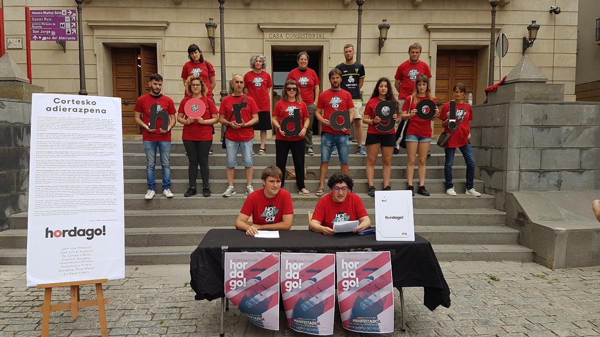 Integrantes del colectivo Hor Dago!, en la presentación de la manifestación de este sábado