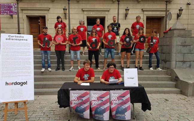 Integrantes del colectivo Hor Dago!, en la presentaci&oacute;n de la manifestaci&oacute;n de este s&aacute;bado