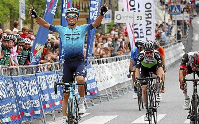 Luis Le&oacute;n S&aacute;nchez celebra la victoria que consigui&oacute; el a&ntilde;o pasado en la l&iacute;nea de meta de Ordizia. | FOTO: N.G.