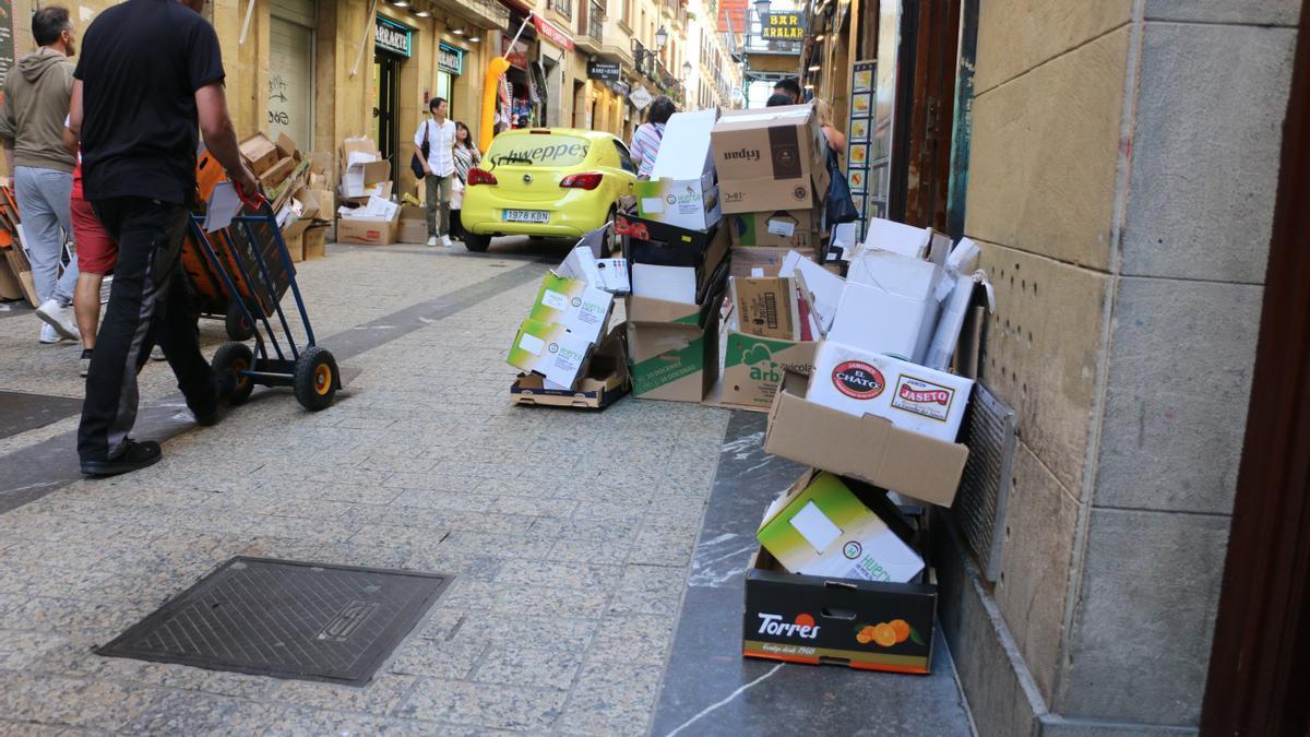 Cartones procedentes de la hostelería depositados en la Parte Vieja sin plegar.