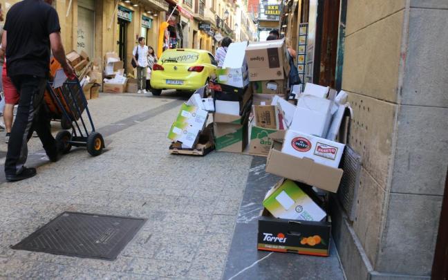 Cartones procedentes de la hostelería depositados en la Parte Vieja sin plegar.