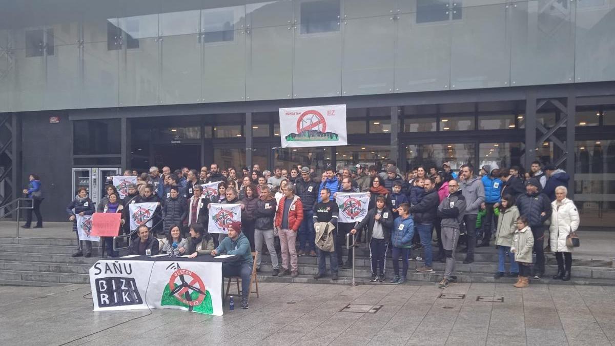 Participantes en el acto convocado por las plataformas Sañu Bizirik y Oletan ere ez.