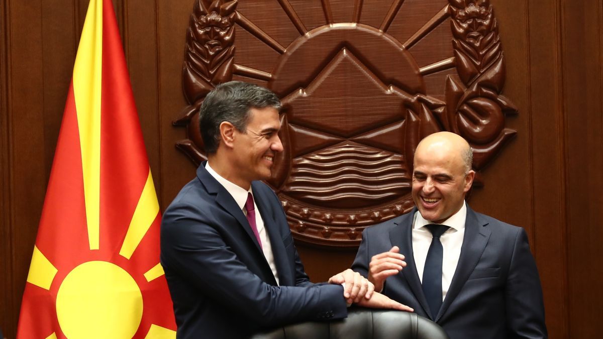 Pedro Sánchez, con el primer ministro de Macedonia del Norte.