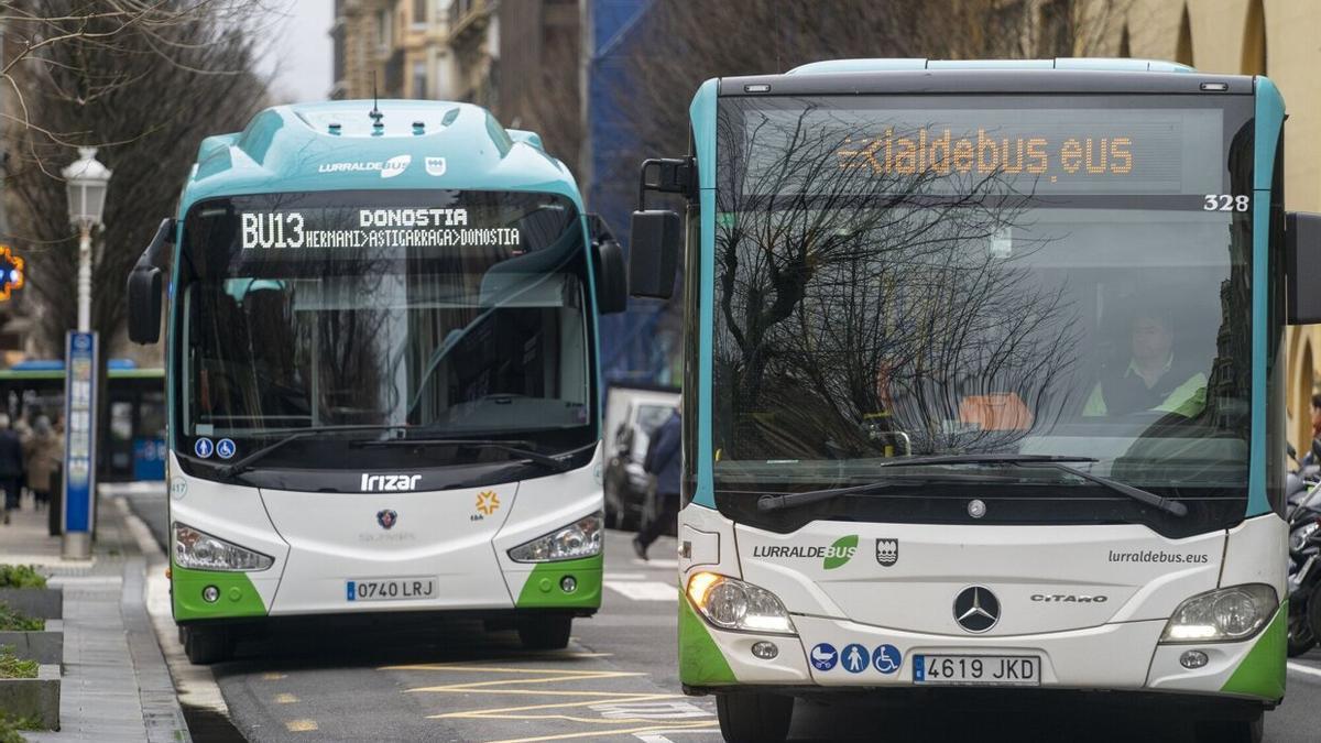 Un autobús de Ekialdebus circula por el centro de Donostia.