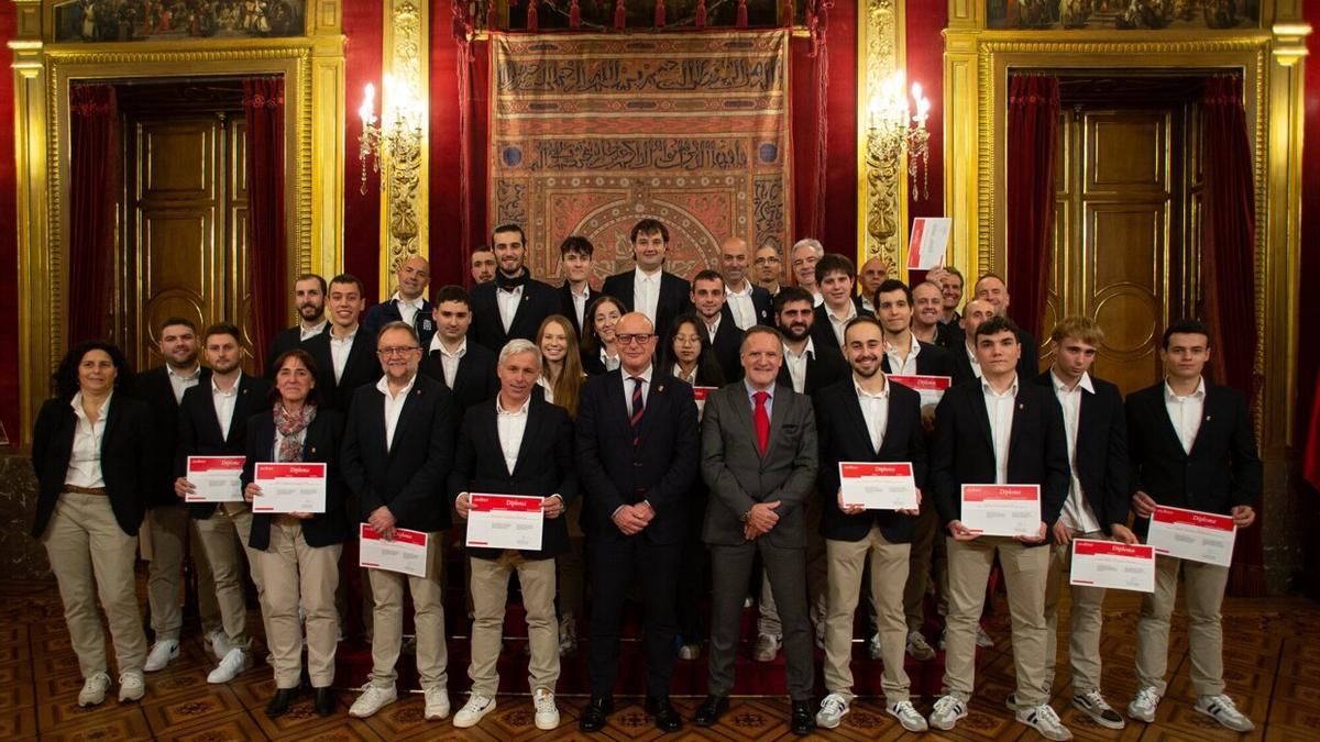 El alumnado y el profesorado homenajeado, en el Salón del Trono del Palacio de Navarra.