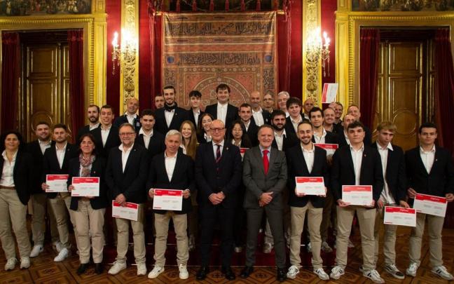 El alumnado y el profesorado homenajeado, en el Sal&oacute;n del Trono del Palacio de Navarra.
