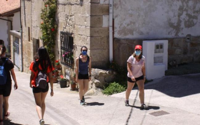 Visitantes con mascarilla paseando por Baquedano, antes de acceder al nacedero del Urederra. Visitantes con mascarilla paseando por Baquedano, antes de acceder al nacedero del Urederra.