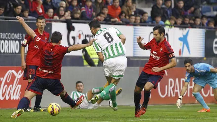 Un lance de aquel partido entre Osasuna y Betis en El Sadar.