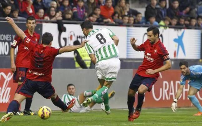 Un lance de aquel partido entre Osasuna y Betis en El Sadar.