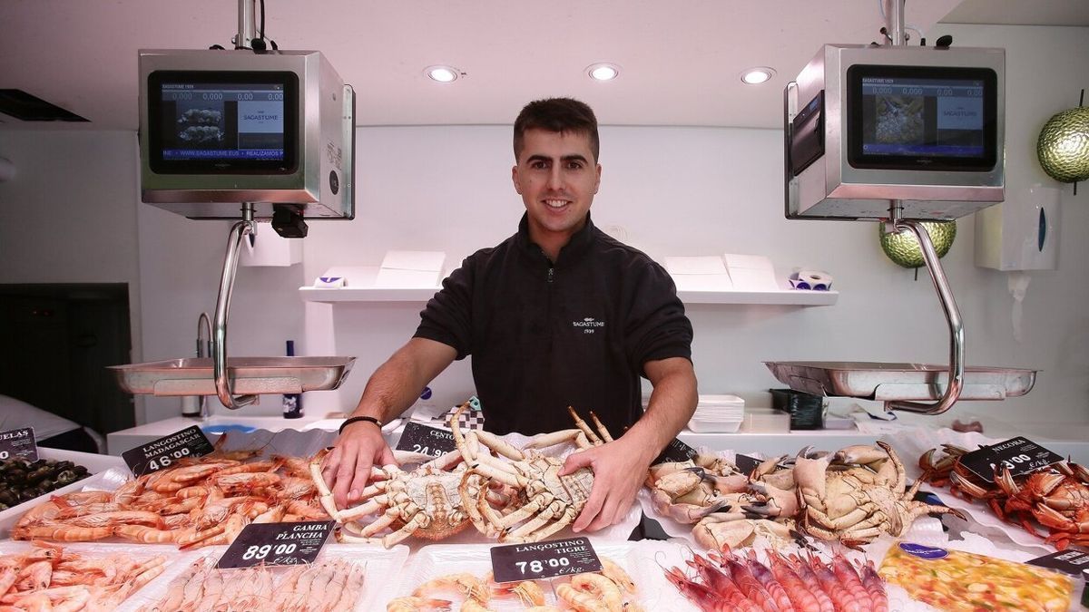 Joseba Jordan, tras el precioso mostrador de la marisquería del Boulevard.