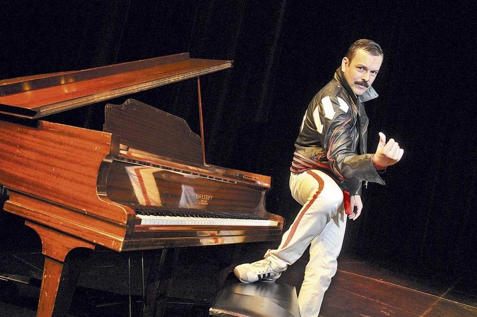 El actor Jorge Busetto caracterizado de Freddie Mercury.