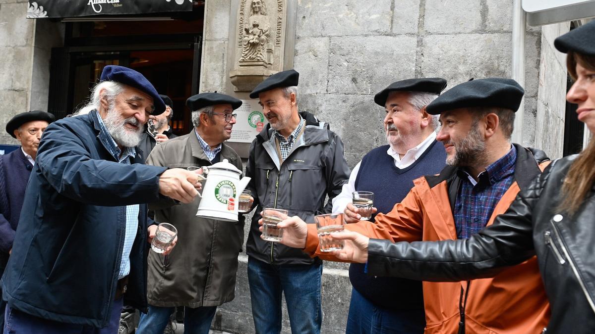 La lluvia no ha impedido brindar por una edición que promete buen ambiente.