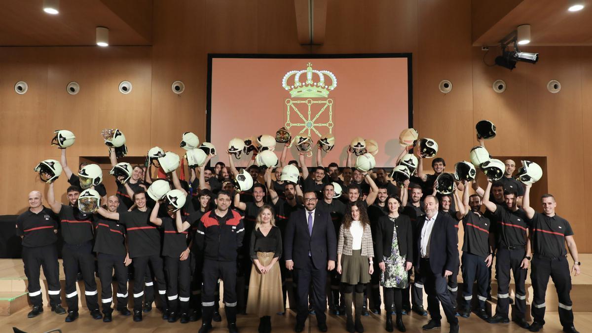 Foto de grupo de los nuevos efectivos de Bomberos.