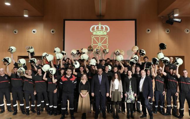 Foto de grupo de los nuevos efectivos de Bomberos.