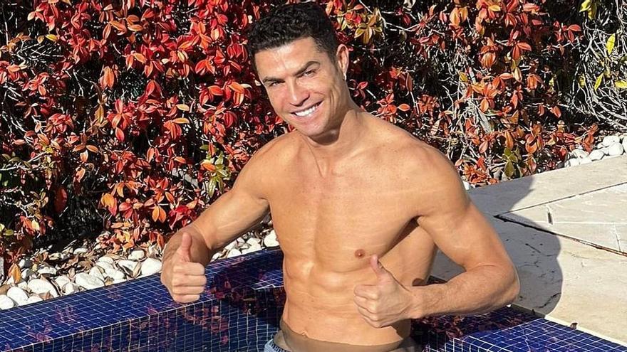 Cristiano Ronaldo, en la piscina de su casa.