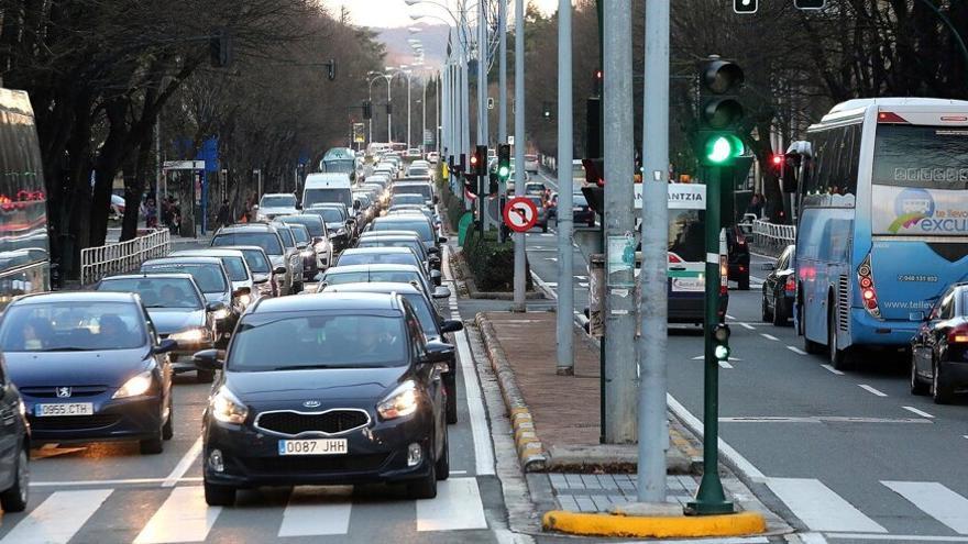 Una imagen captada en la avenida de la Baja Navarra, repleta de vehículos.