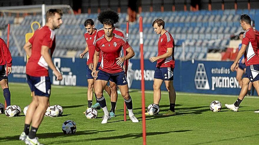 Lucas Torró, en el centro, junto con el resto de sus compañeros en el entrenamiento a puerta cerrada de ayer en Tajonar. | FOTO: CA OSASUNA