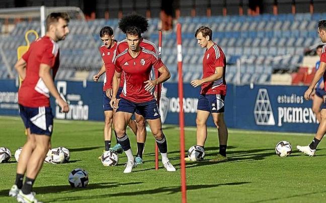 Lucas Torró, en el centro, junto con el resto de sus compañeros en el entrenamiento a puerta cerrada de ayer en Tajonar. | FOTO: CA OSASUNA