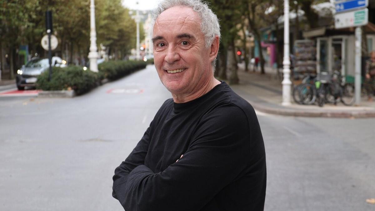 Ferran Adrià en la avenida de la Libertad de Donostia