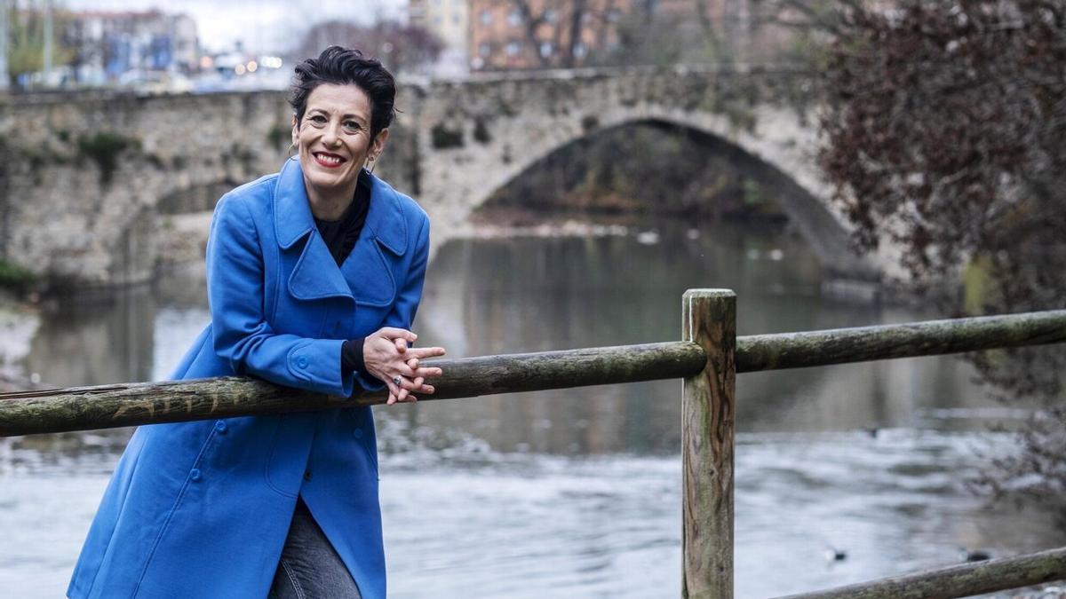 Elma Saiz, candidata del PSN, posa delante del puente de Santa Engracia.