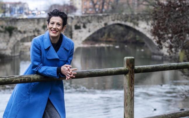 Elma Saiz, candidata del PSN, posa delante del puente de Santa Engracia. Elma Saiz, candidata del PSN, posa delante del puente de Santa Engracia.