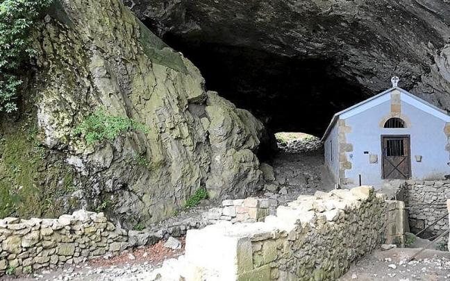 Cueva de San Adri&aacute;n en el parque Aizkorri-Aratz. | FOTO: MIRIAN ARANBURU